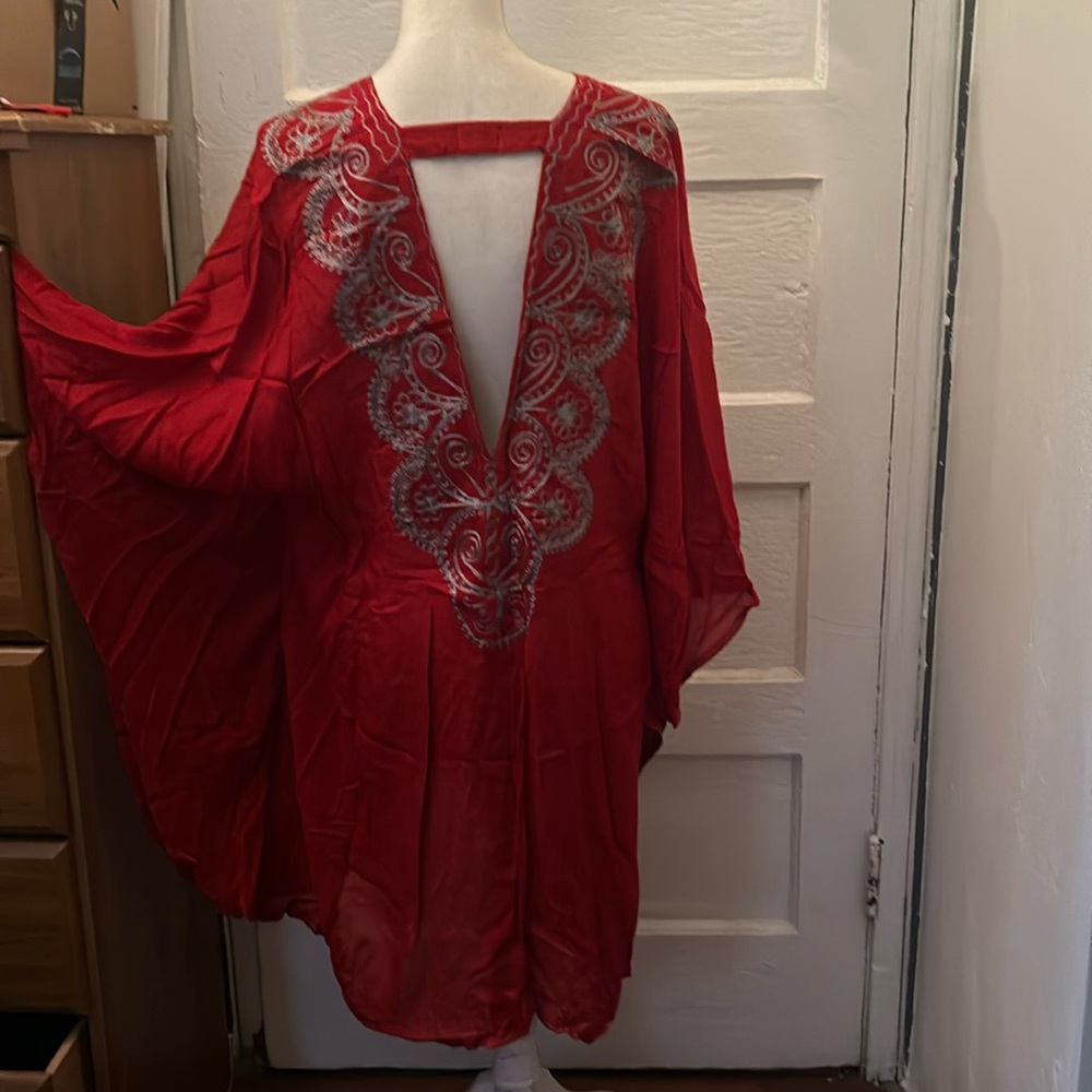 Red wine woman tunic with silver print. Size M